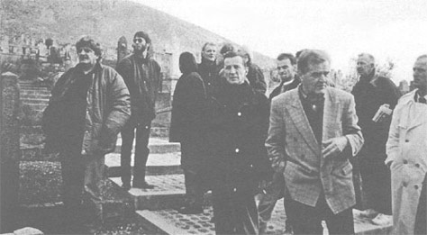 Velimir Miloshevic' (u sredini) na Shantic'evim vecherima poezije u Mostaru