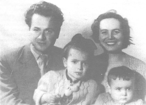 Proljeće 1956. godine: Mustafa Pezo s porodicom