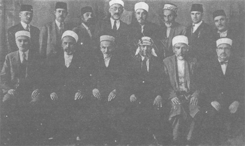 Grupna fotografija iz 1936. godine, snimljena u prostorijama Tuzlanskog muftijstva