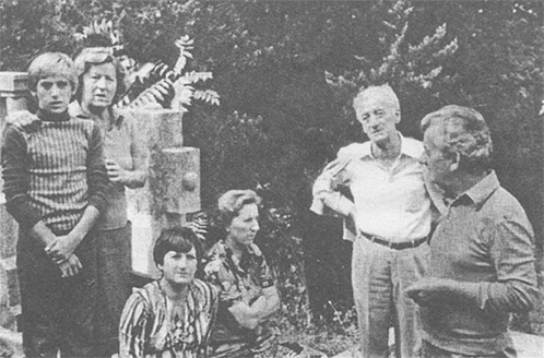 S lijeva: Lena sa sinom Ivicom, Dušanka, Ksenija Borovina, Duško Ćapin i Pero Znaor